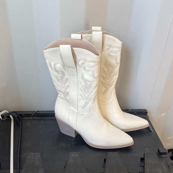 Oasis Society Shoes - Elegant White Heeled Western Boots